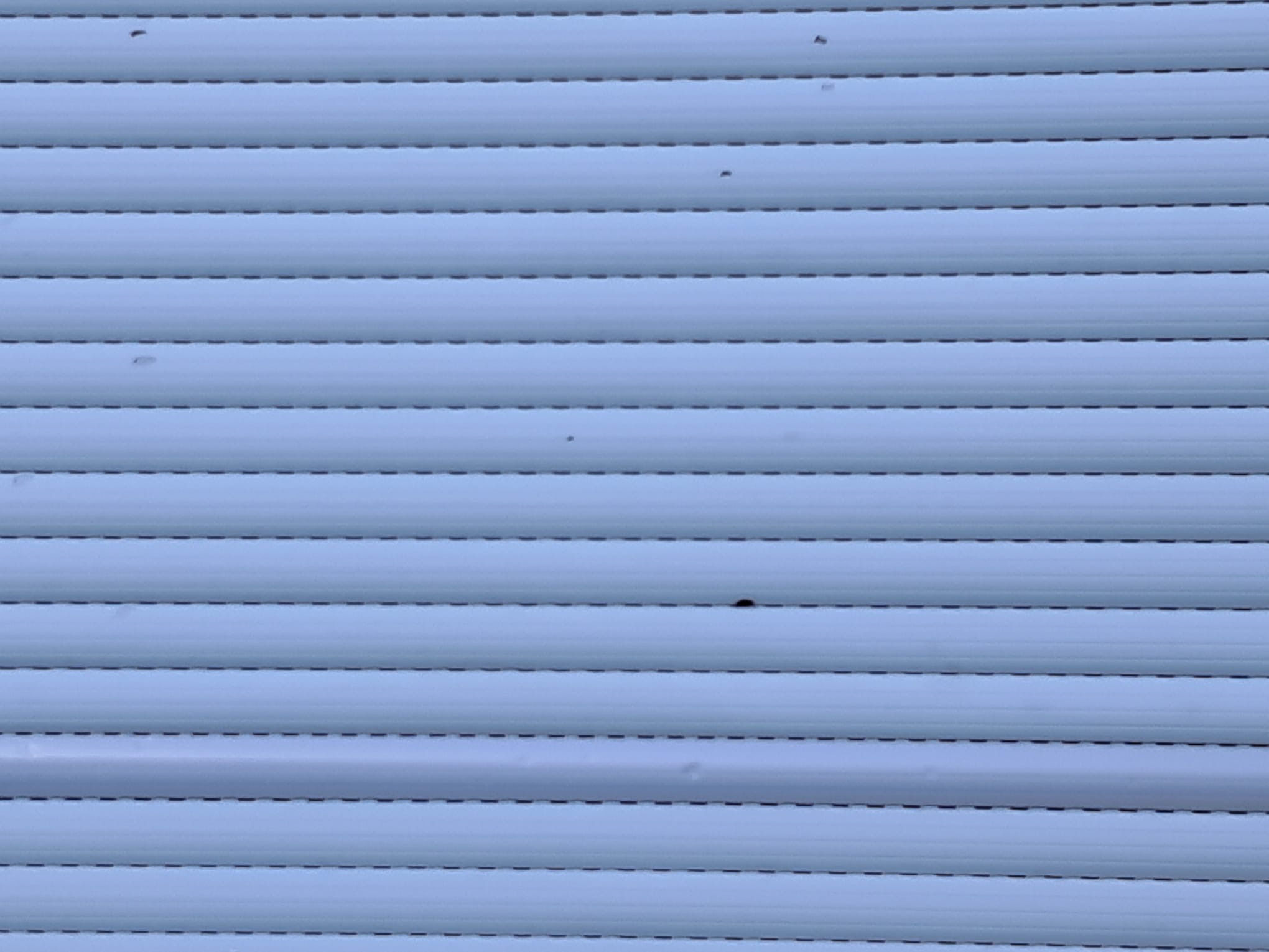 Hagelschaden an Fassadenfenster Rollladen