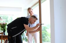 Terrassentür wird von Servicetechnier eingestellt