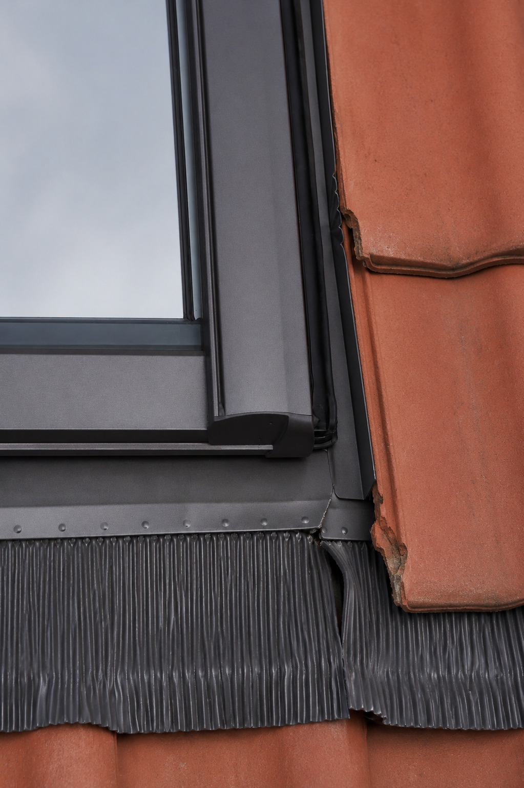 Beschädigter Dachfenster Eindeckrahmen Beschädigter Dachfenster Eindeckrahmen